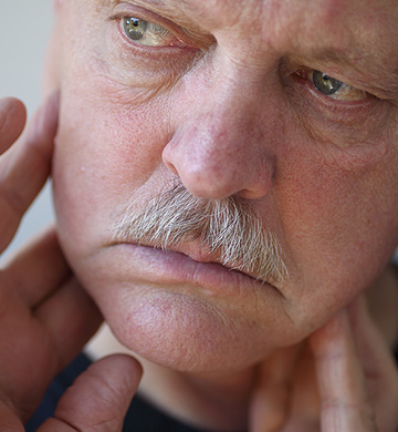 What are the symptoms of TMJ disorder